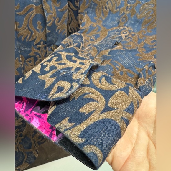 1 … LIKE NO OTHER Button down - Picture 3 of 13